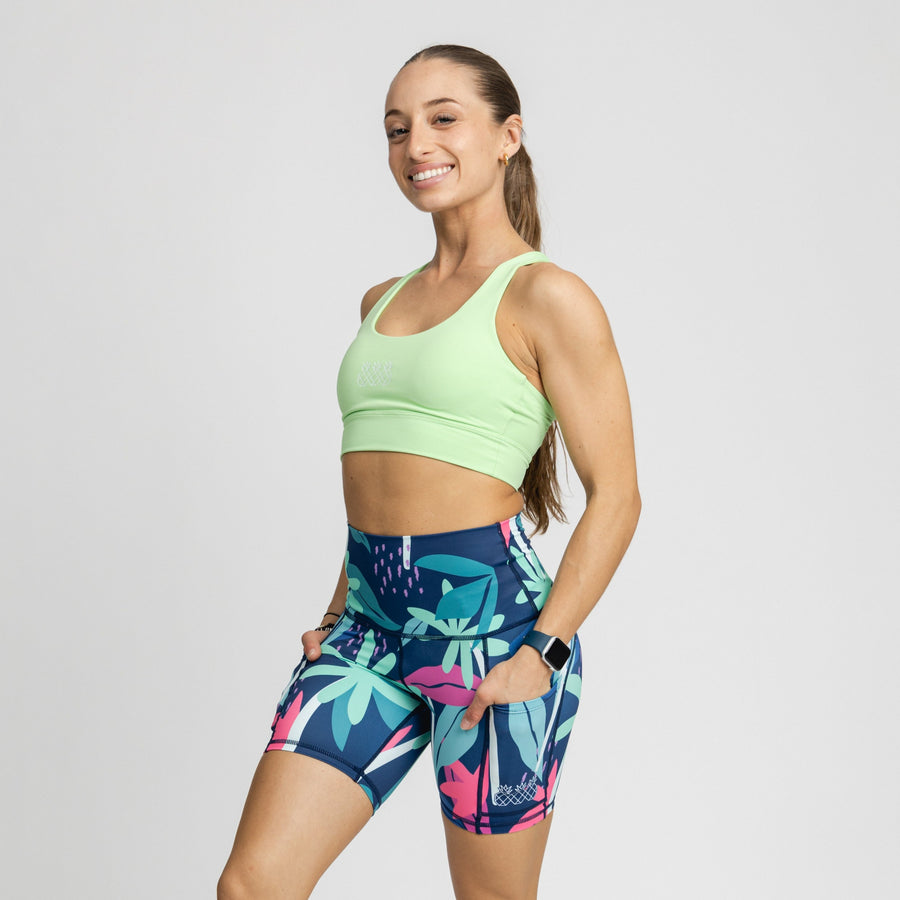 Woman in pink nike sports bra and black shorts photo – Free León